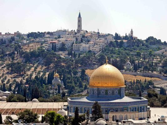 Jerusalem skyline Wikimedia https://flashpacker-travelguide.de/jerusalem-guide-interessante-orte-sehenswuerdigkeiten/