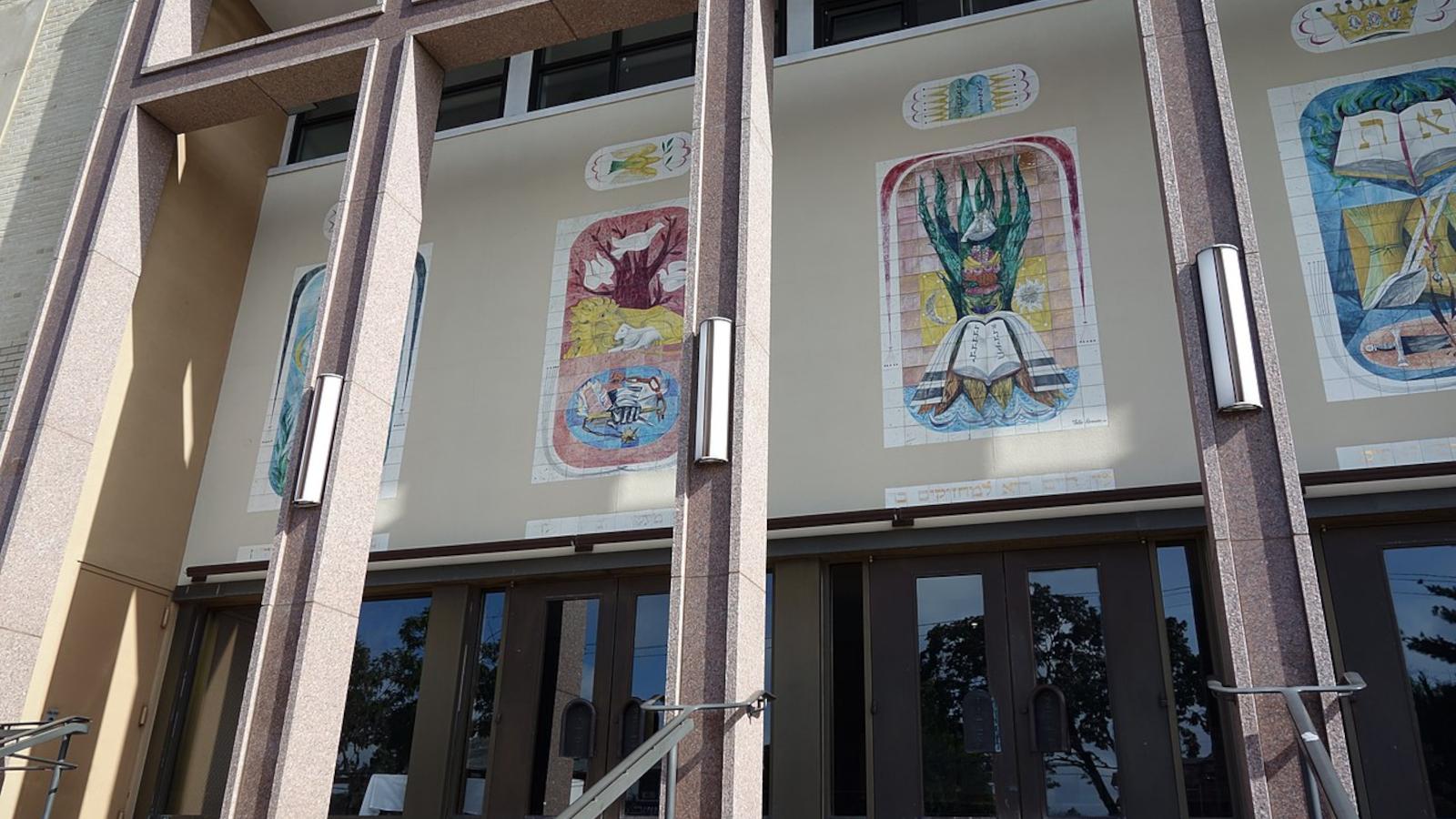 Hillcrest Jewish Center, Queens, by Tdorante10 via Wikimedia Commons