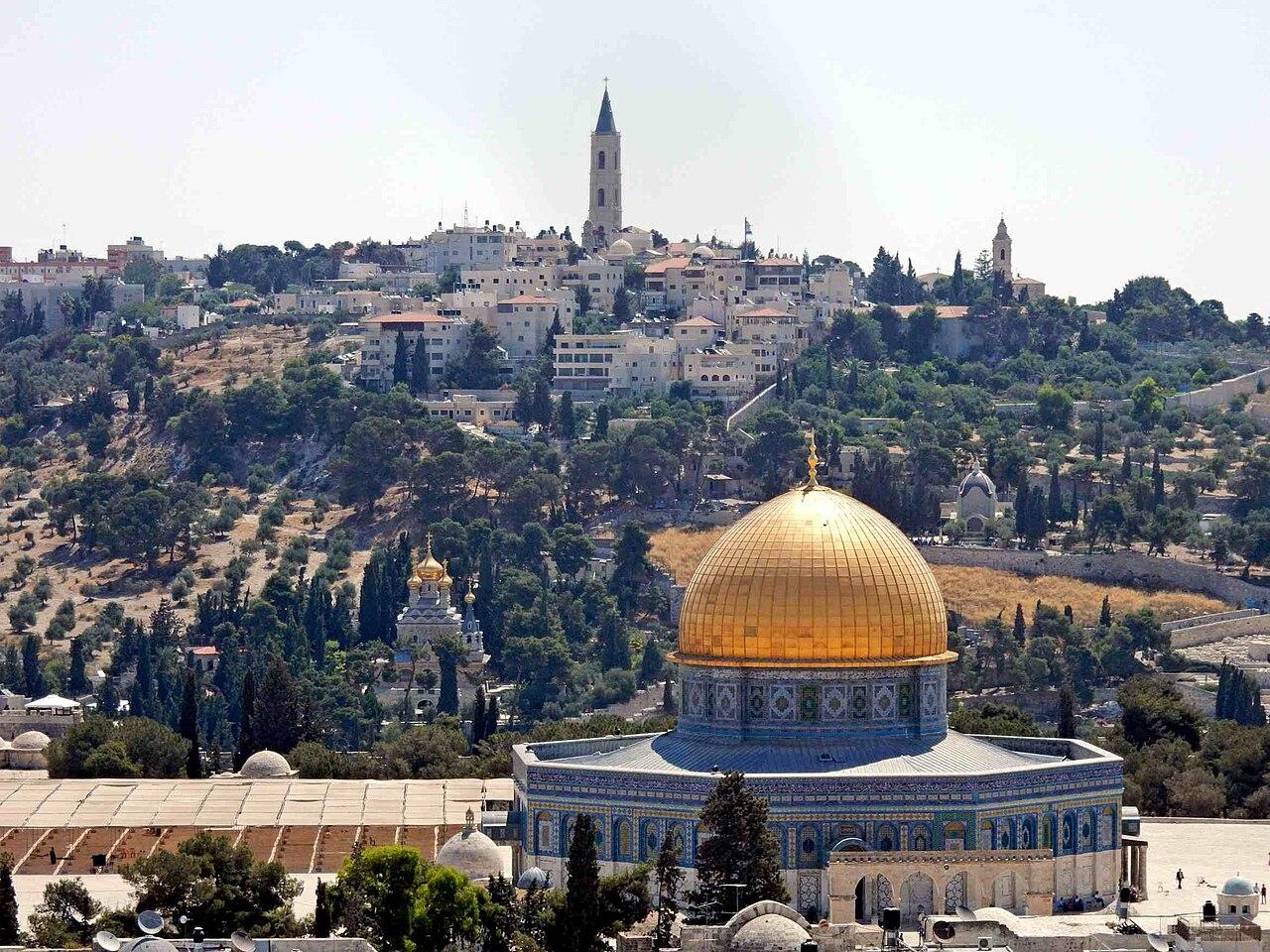 Jerusalem skyline Wikimedia https://flashpacker-travelguide.de/jerusalem-guide-interessante-orte-sehenswuerdigkeiten/